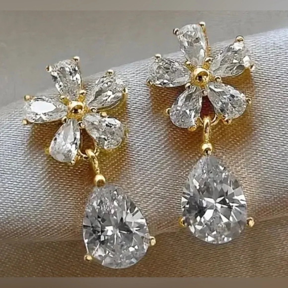 Rhinestone drop earring - goldtone new in package. - Picture 4 of 4